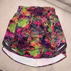 Lululemon size 0 Hotty Hot Skirt, brand new and excellent condition!